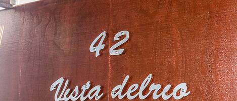 A wall with the number '42' and the text 'Esta delroa' in a stylized font.