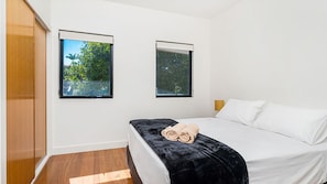 4 bedrooms, iron/ironing board, bed sheets - Pet-friendly 4BR coastal home with water views, timber deck and linen included (Evans Head)