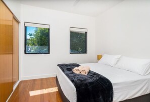 4 makuuhuonetta, silitysrauta/-lauta, vuodevaatteet