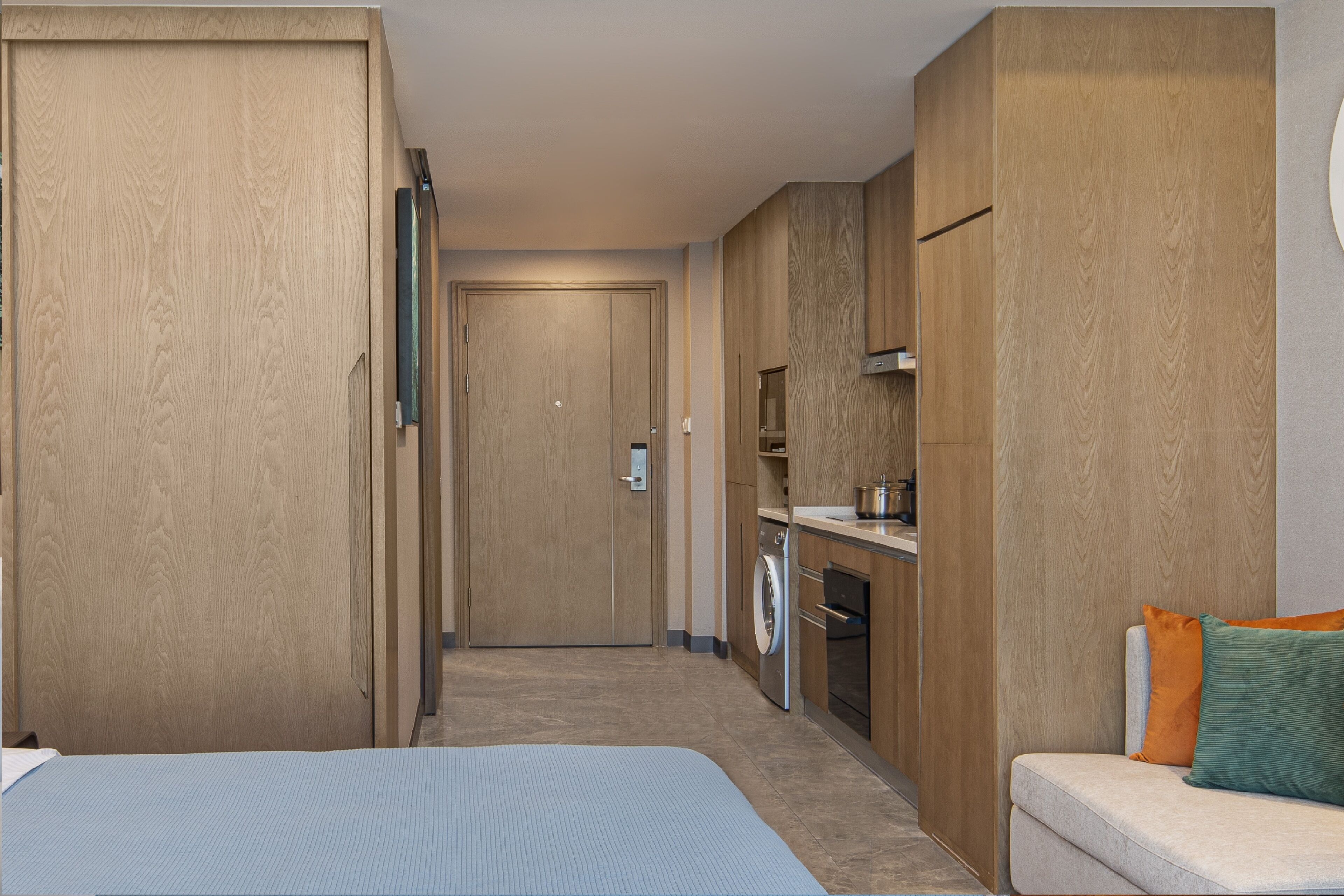 Une chambre d’hôtel comprenant un lit, une kitchenette et une salle de bain.
