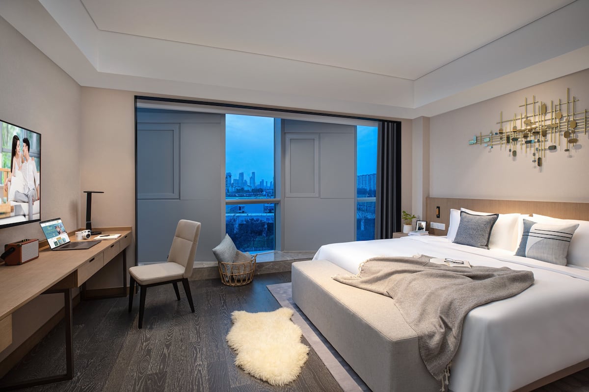 Deluxe appartement, 1 slaapkamer | Donzen dekbedden, een kluis op de kamer, een bureau, geluiddichte muren