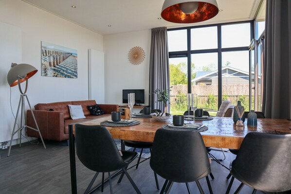 Cube Exclusif Plus 6 | Coin séjour | Télévision à écran plat de 32 pouces avec chaînes par câble, télévision