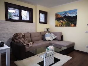 Smart TV, fireplace, stereo