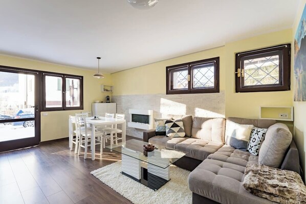 Smart TV, fireplace, stereo