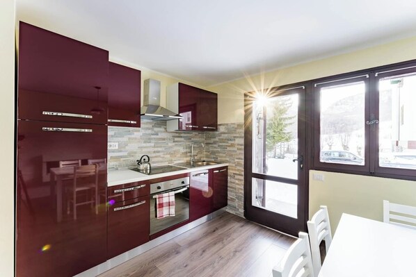 Fridge, oven, stovetop, dishwasher