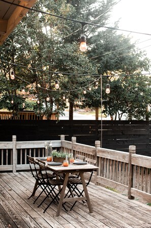 Outdoor dining - Bohemian Home in Historic Converse Heights (Spartanburg)