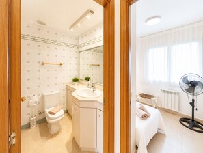 Apartment, 4 Schlafzimmer, Balkon, Stadtblick | Badezimmer