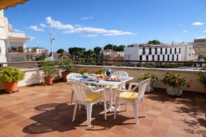 Apartment, 4 Schlafzimmer, Balkon, Stadtblick | Speisen im Freien