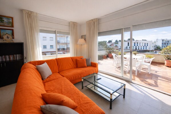 Appartement, 4 slaapkamers, balkon, uitzicht op de stad | Woonkamer