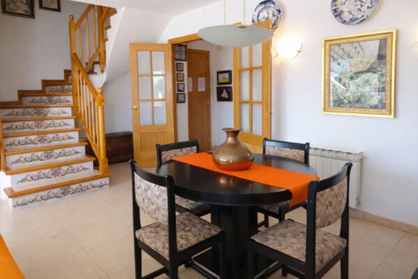 Appartement, 4 slaapkamers, balkon, uitzicht op de stad | Dineerruimte