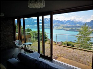 2 bedrooms, travel cot - Chalet With Panoramic Views of the Mountains of the Oberland and Lake Thun (Sigriswil)