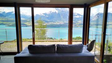 Chalet, 1 Bedroom, Smoking, Balcony | Living room | Books
