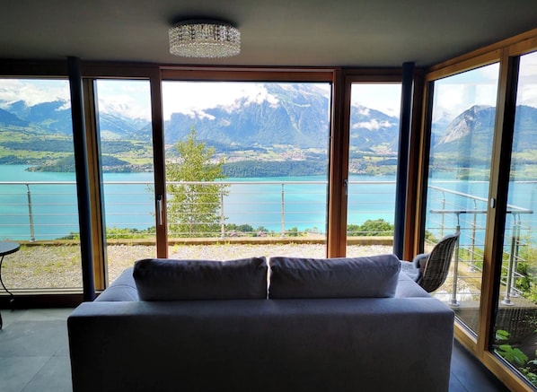 Chalet, 1 Schlafzimmer, Raucher, Balkon | Wohnzimmer | Bücher