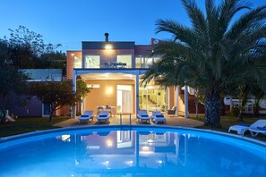 Outdoor pool - Longobardi Sea Front Villa Chania Greece (Chania)