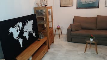 Apartment, 2 Bedrooms, Smoking, Patio | Living room | Books