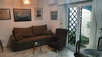 Apartament, 2 dormitoris, fumadors, pati | Sala d'estar | Llibres