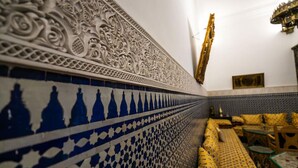 A room with intricate tile work, a patterned sofa, and a chandelier. - Room in B&B - Riad Authentic Palace & Spa - Jawhara (Fes)