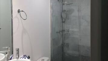 Apartment, 2 Bedrooms, Balcony, Garden View | Bathroom | Soap, shampoo