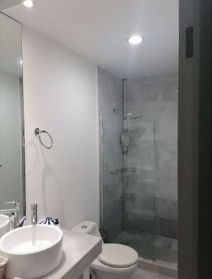 Appartement, 2 chambres, balcon, vue jardin | Salle de bain | Savon, shampoing
