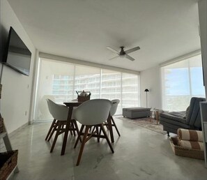 Apartment, 2 Bedrooms, Balcony, Garden View | Ruang tamu | Buku-buku 