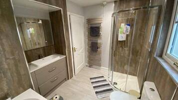 House, 3 Bedrooms, Patio, Garden View | Bathroom | Soap, shampoo