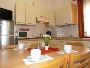 Appartamento, 2 camere da letto, balcone, vista città | Ristoranti