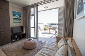 Departamento, 1 habitación, balcón, vista al océano | Área de sala de estar