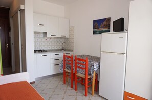 Monolocale, camere multiple, terrazzo, vista piscina | Interni