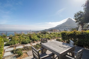 Exterior - Camps Bay One Bedroom Apartment - Luxury Stay With sea View! (Cape Town)