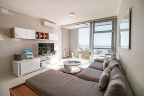 Living area - Camps Bay One Bedroom Apartment - Luxury Stay With sea View! (Cape Town)