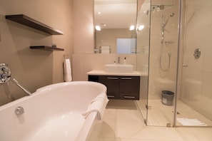 Bathroom - Camps Bay One Bedroom Apartment - Luxury Stay With sea View! (Cape Town)