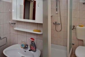 Apartment, 1 Bedroom, Smoking, Patio | Bilik Mandi