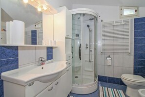 Dusche, Haartrockner, Handtücher