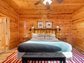 5 habitaciones, escritorio y tabla de planchar con plancha