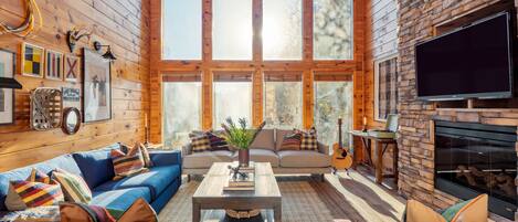 Smart TV, chimenea, oficina