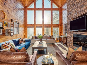 Smart TV, chimenea y oficina