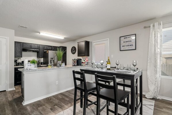 Fridge, microwave, oven, stovetop - BMT GRADUATION 🔥 5MN TO LACKLAND AFB 🔥 DISABLED VETERAN OWNED (San Antonio)