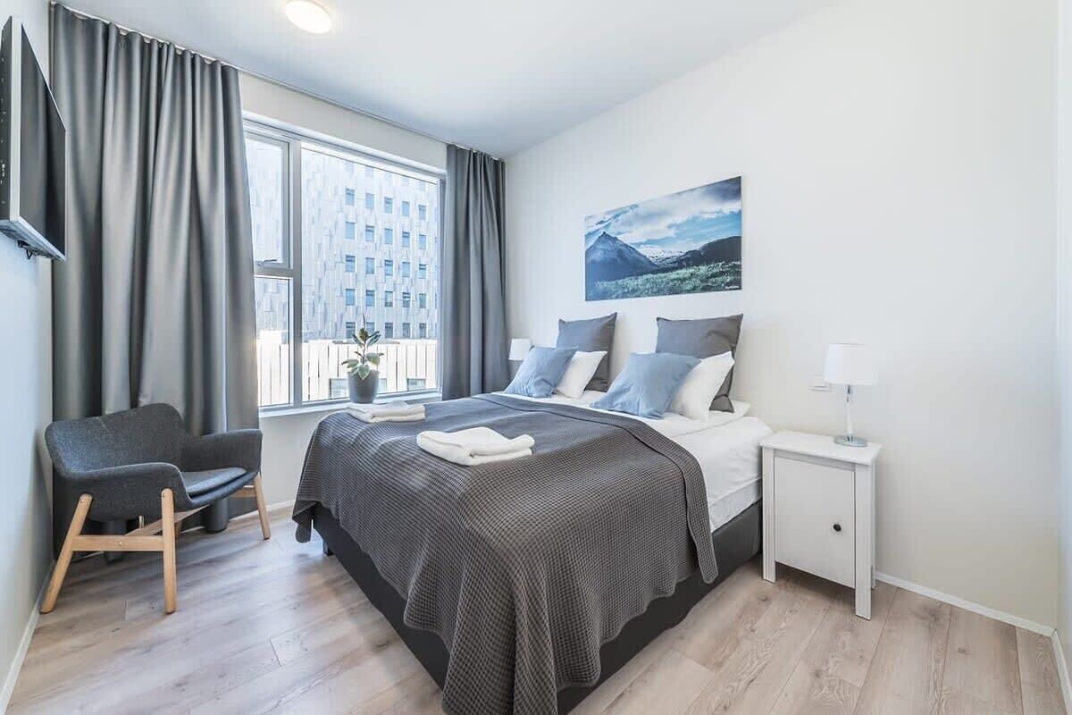 2 habitaciones, tabla de planchar con plancha, wifi y ropa de cama 
