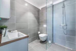 Banheira, secador de cabelo, toalhas de banho 