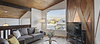 Family Friendly - Near Airport & Lake w/ Mountain Views - No Chores