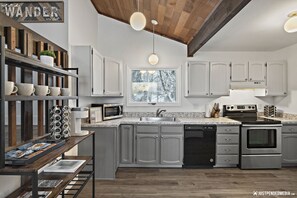 Een koelkast, een microgolfoven, een oven, een kookplaat