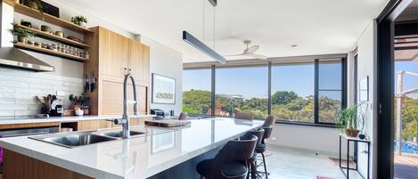 Frigorífico, microondas, horno y placa de cocina