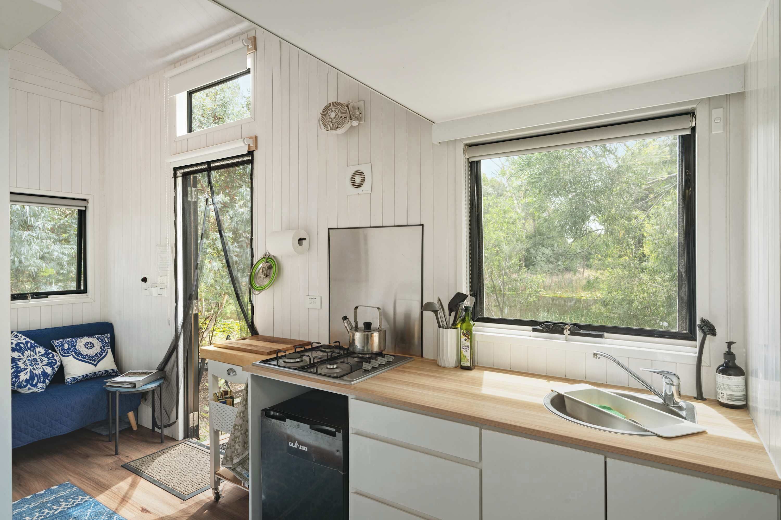 Refrigerador, parrilla de estufa y utensilios de cocina 