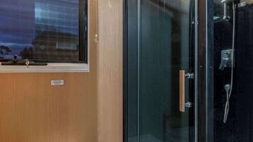 Dusche, Haartrockner, Handtücher, Shampoo