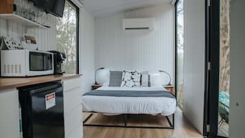 1 bedroom, bed sheets