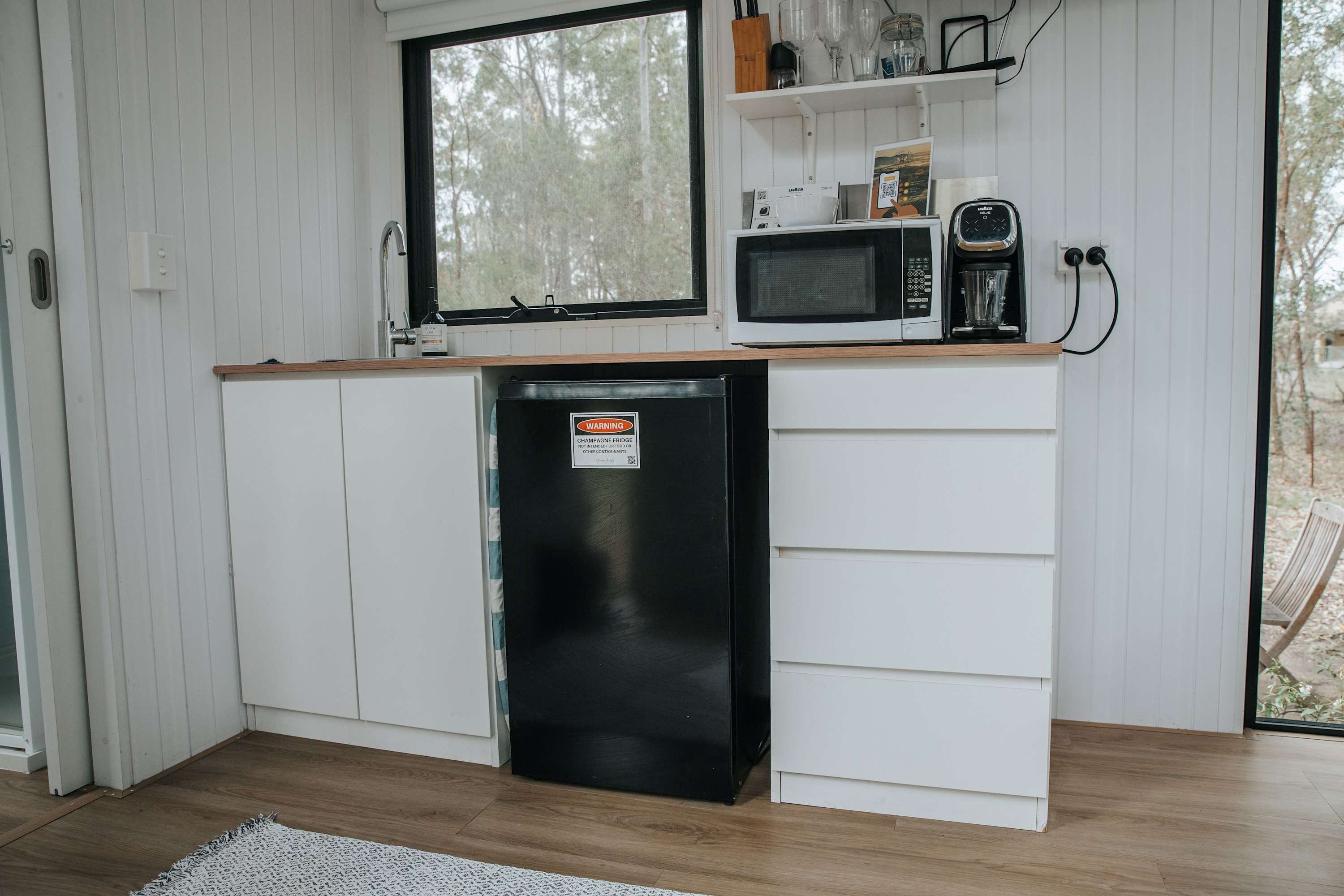 Refrigerador, microondas, cafetera y tetera y utensilios de cocina 
