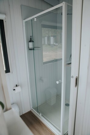 Shower, hair dryer, towels - Tiny House 800 at the Vintry by Tiny Away (Pokolbin)