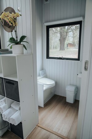 Shower, hair dryer, towels - Tiny House 800 at the Vintry by Tiny Away (Pokolbin)
