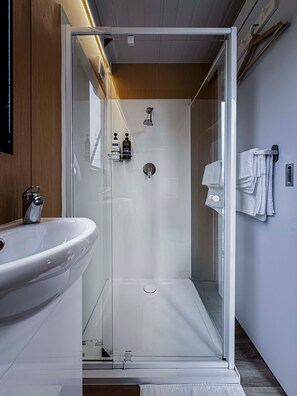 Shower, hair dryer, towels - Little Enniskillen by Tiny Away (Grose Vale)