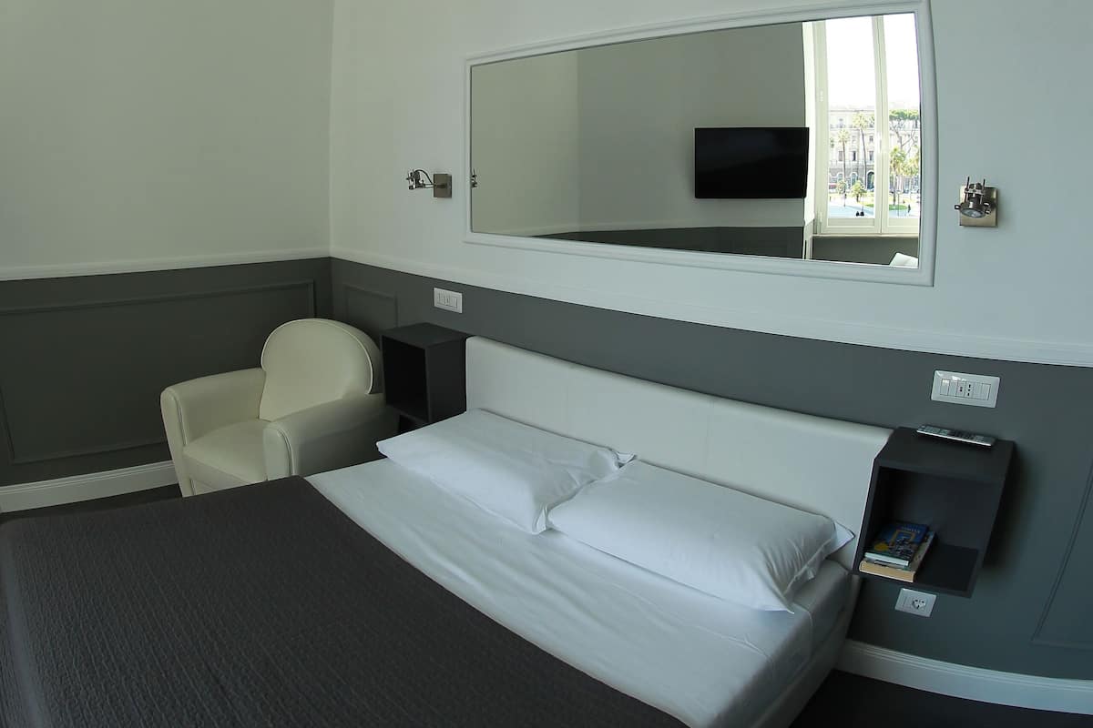 Doppia Basic | Biancheria da letto di alta qualità, copriletto in piuma, una scrivania